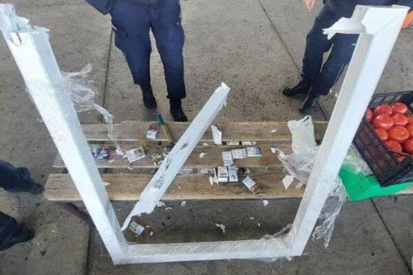 PREVOZIO JE PVC STOLARIJU, A ONDA JE IZ PROZORA POČELO DA ISPADA OVO: Srpski carinici ŠOKIRANI prizorom! (FOTO)