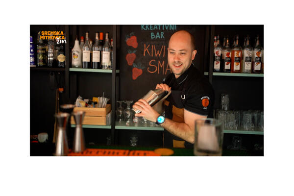 BOJAN IZ SREMSKE MITROVICE PRAVI GENIJALNE KOKTELE: Otkriva recept za savršen ukus (VIDEO)