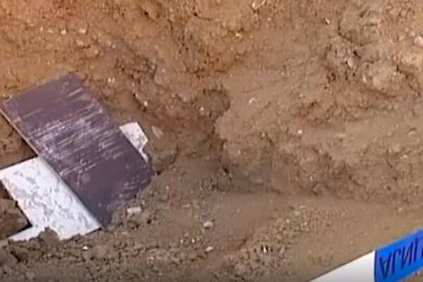 "IZVADIO SAM JE IZ ZEMLJE, ALI SE VRATILA U NJU" Želeli sina, pa ćerku staru 15 dana živu zakopali u blato (VIDEO)