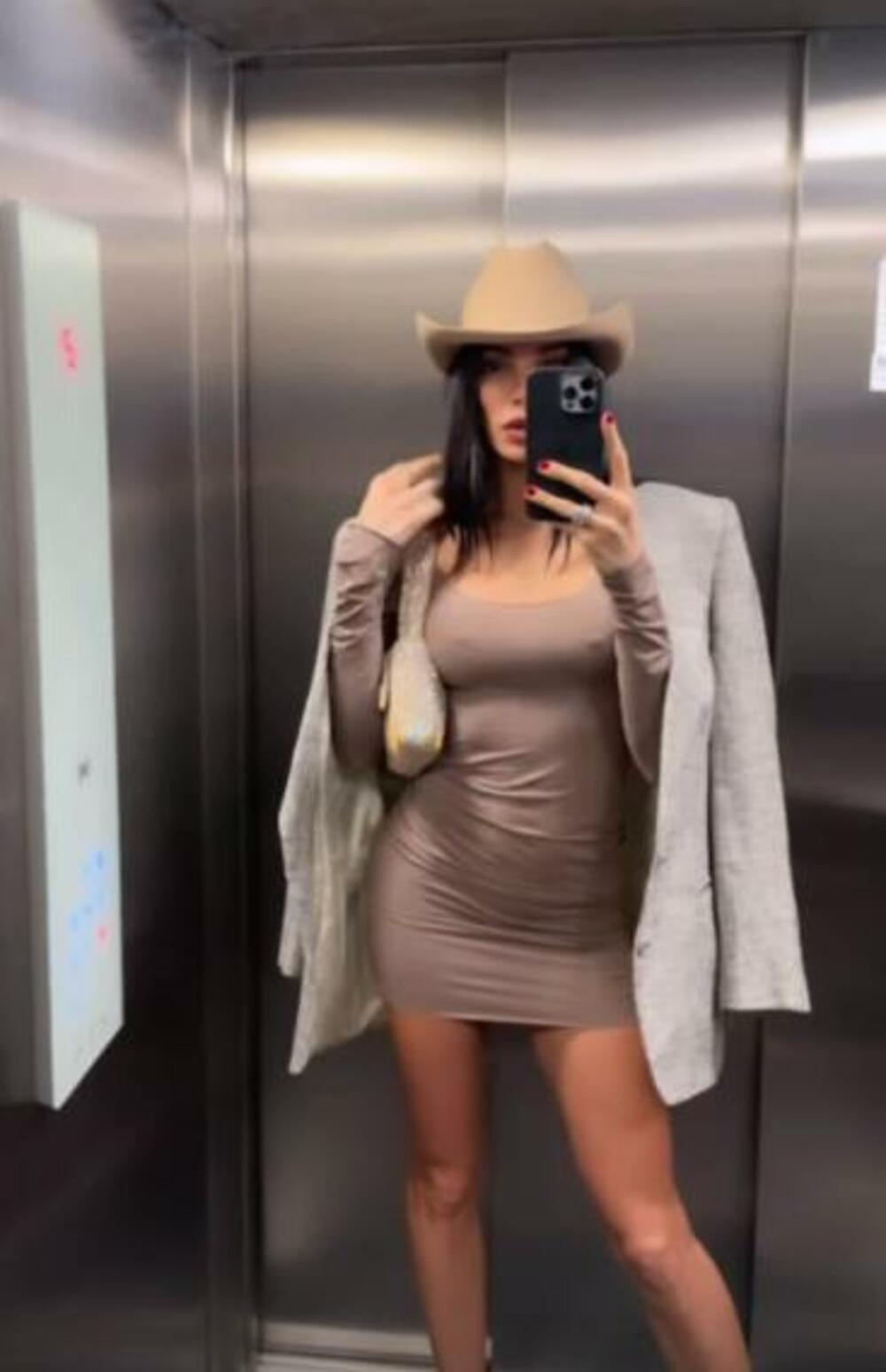 Jovana Đorđević pozira bez brushaltera