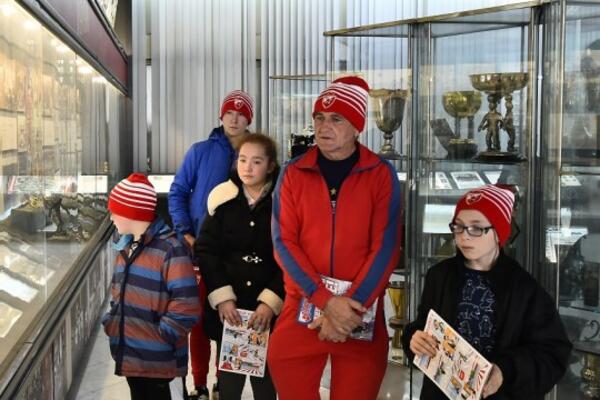 ZVEZDA UGOSTILA PETOČLANU PORODICU SLAVUJEVIĆ: Žive u BOLNO teškim uslovima, "Marakana" im je vratila osmeh na lica