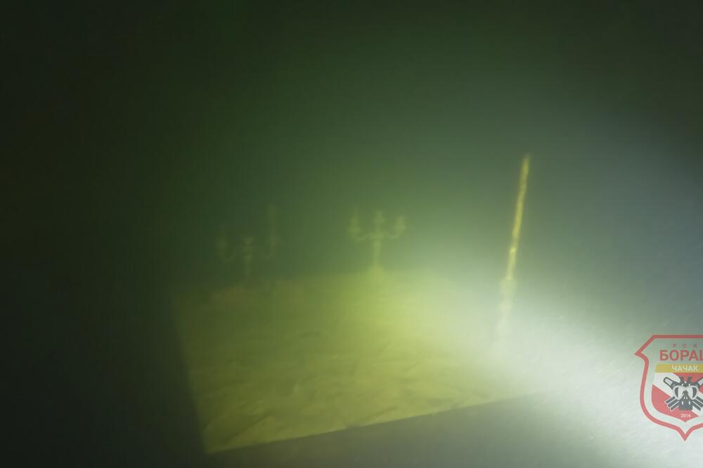 POSLEDNJA UPALJENA SVEĆA STOJI U SRPSKOJ SVETINJI KOJA JE POTOPLJENA PRE 7 GODINA: Neverovatni prizori IZ DUBINE!