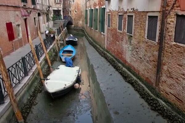 ALARMANTNI PRIZORI IZ VENECIJE: More se povuklo, gondole stoje, kanali presušili, a ovo je GLAVNI RAZLOG? (VIDEO)