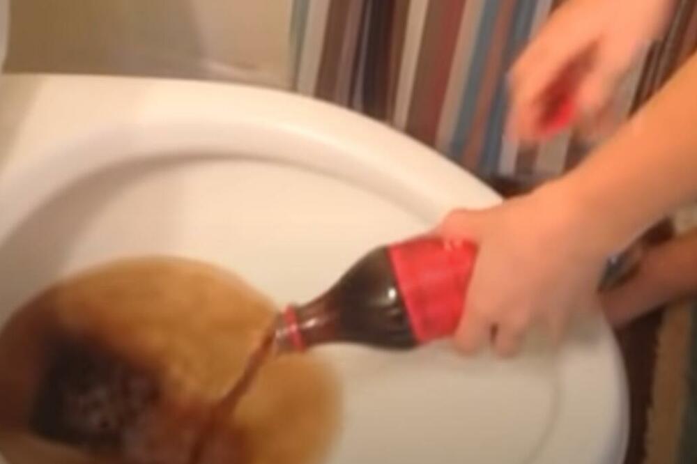 ODMAH ĆETE ISPROBATI: Istresla je KOKA KOLU u WC šolju, a rezultat će vas oduševiti (VIDEO)