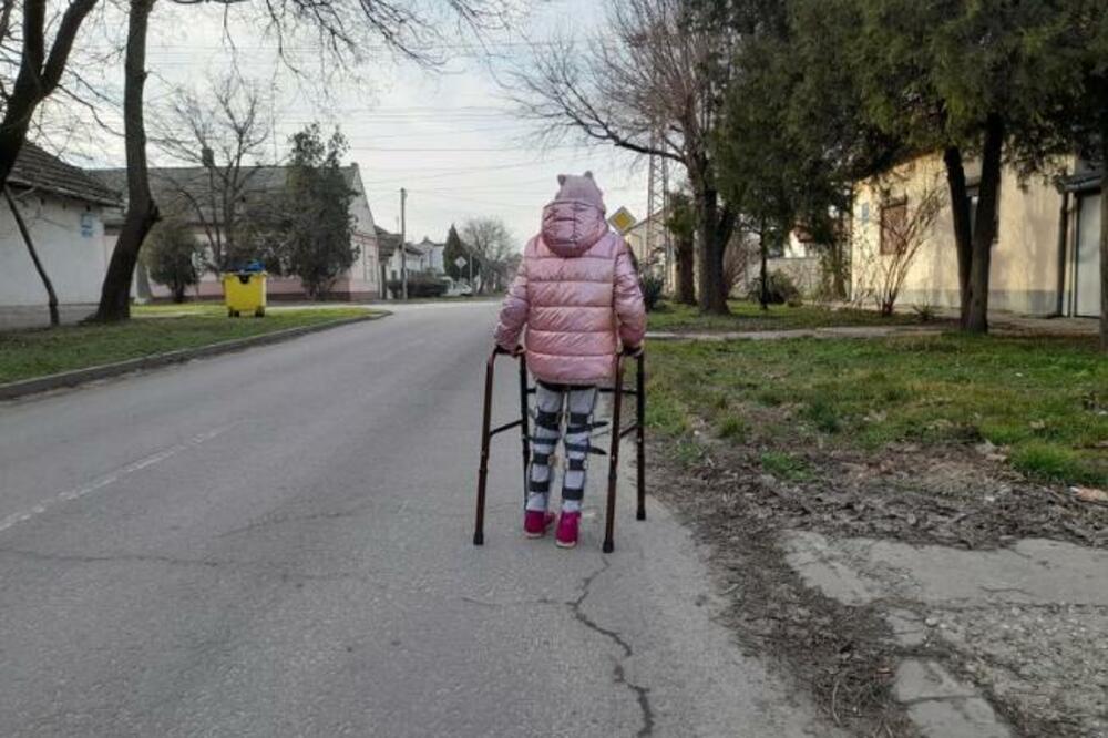 NEOTAC SAM JER SAM POSLAO DETE PO CIGARE: Slika devojčice iz Bečeja koja SLAMA SRCA postala predmet RASPRAVE (FOTO)