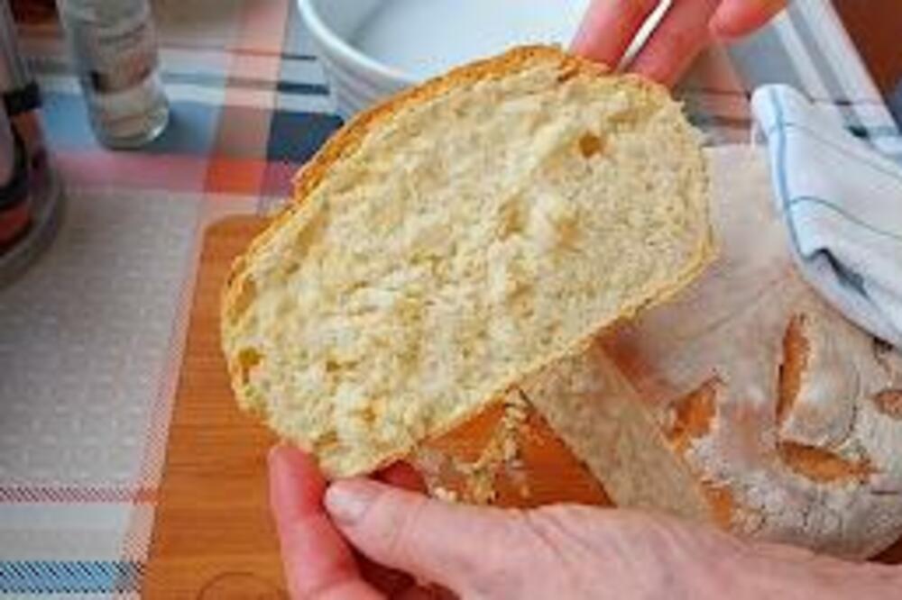 POKAŽITE SVIMA DA STE PRAVA ŽENA I NAPRAVIZTE DOMAĆI HLEB KOJI SE NE MRVI: Samo uz 1 SASTOJAK neće biti SUV