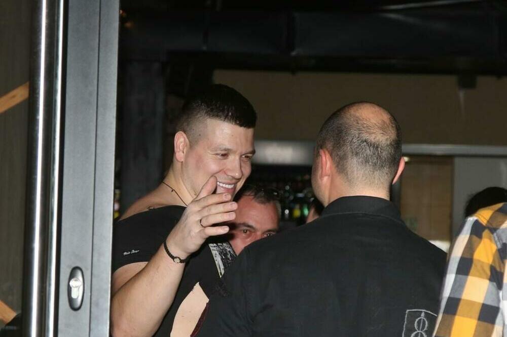 SLOBU ISCEPALI KAO DA SE ON PORAĐAO! Pevač ne zna gde bije OD SREĆE, a ovaj snimak POKAZUJE NJEGOVO PRAVO LICE