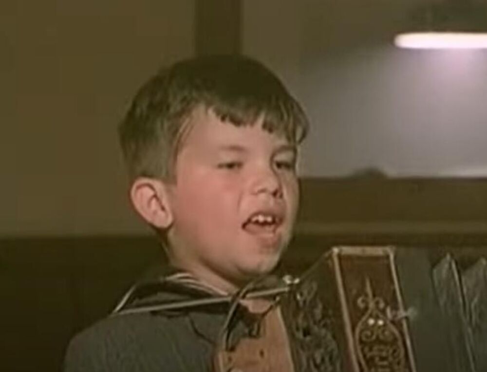 Godina 1990. značajna je za ovog umetnika jer odlučuje da napusti glumački poziv