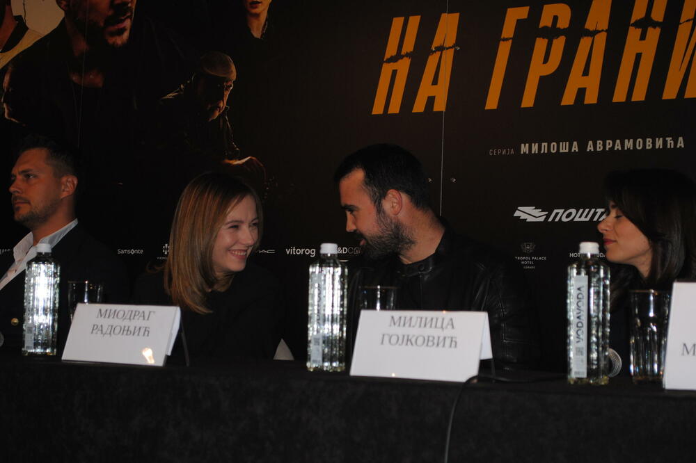 ESPRESO PAPARACO! Jovana Stojiljković se topila pored KOLEGE, svi pogledi uprti BAŠ KA NJIMA (FOTO)