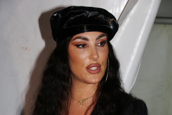 PADA VILICA KAD SE SKONTA KO JE NA FOTOGRAFIJI: Danas obožavate da je SLUŠATE, a u prošlosti je izgledala DRUGAČIJE