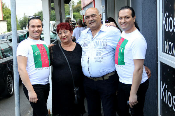 ISPOVEST RODITELJA MIKE I GIBE NAKON PROMENE POLA! Rada tražila da se SKINU i pokažu joj "TO", reakcija ZAKUCAVA