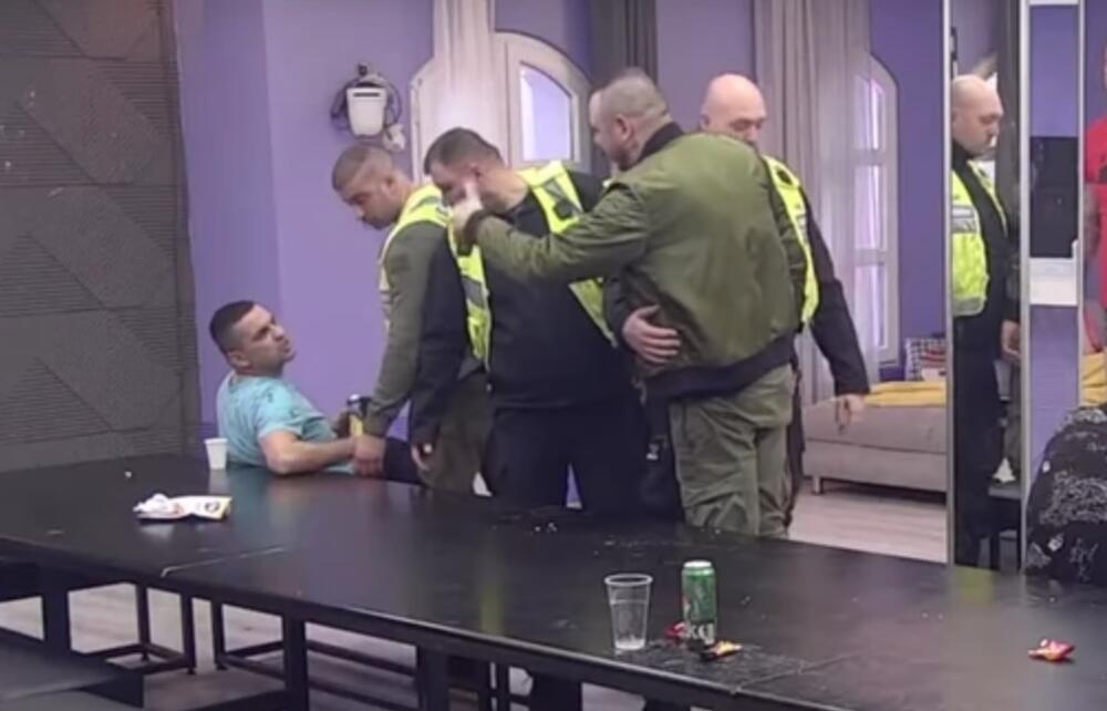 Obezbeđenje ga jedva savladalo