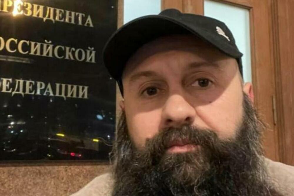 ČETNIK-ŠPIJUN PUTINOV GOVOR PRATIO IZ PRVIH REDOVA: Iz zatvora izašao pravo u RIJALITI, evo ko je zapravo ŽIVKOVIĆ