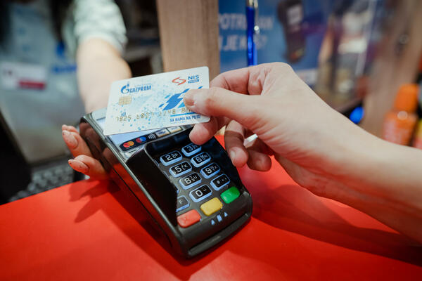 VODEĆI PROGRAM LOJALNOSTI ZA VOZAČE U SRBIJI: Više od 850.000 aktivnih korisnika „Sa nama na putu“