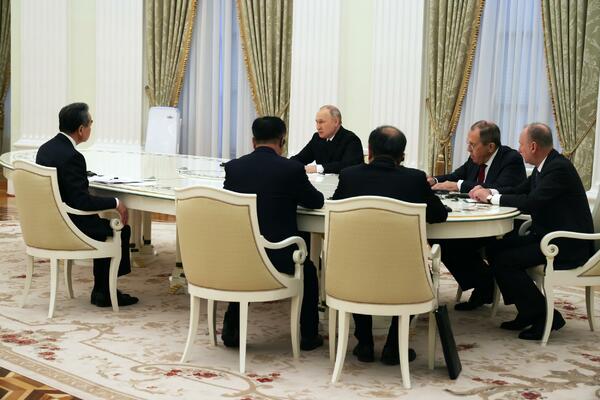 PUTIN SE SASTAO SA ŠEFOM KINESKE DIPLOMATIJE, A SVI BRUJE O 1 DETALJU: Ruski lider poslao JASNU PORUKU? (FOTO)