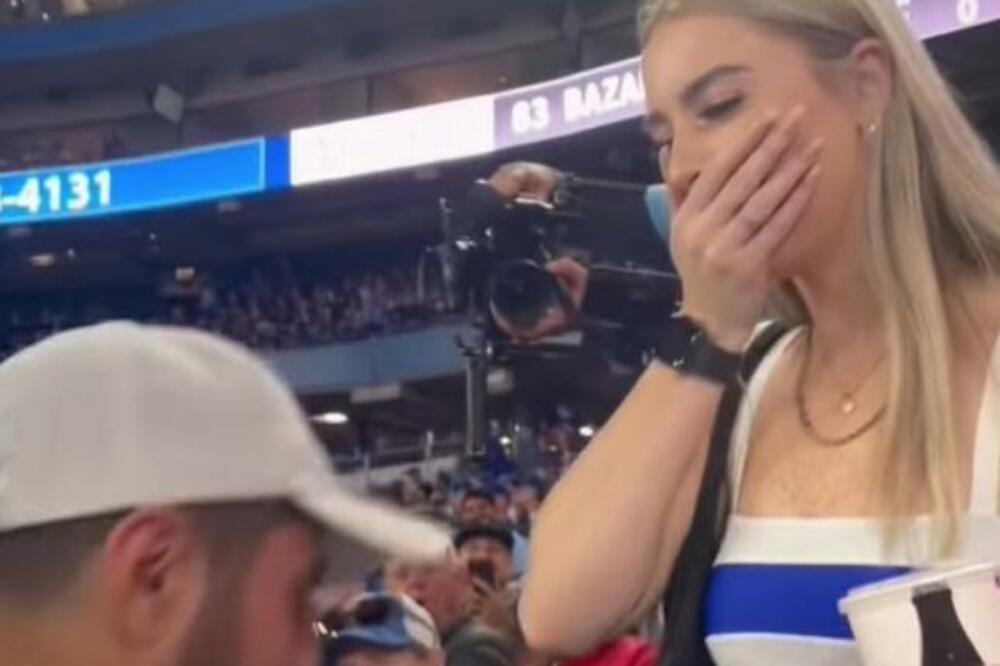 KAKAV BLAM VEKA: Momak kleknuo da je zaprosi, pa dobio ŠAMARČINU pred celim stadionom, LJUDI U NEVERICI