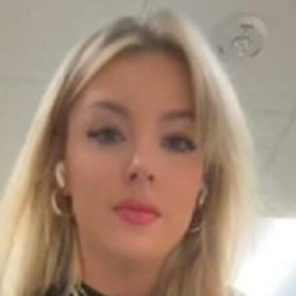 PLAVUŠU ZAKOPČANU DO GRLA OPTUŽILI DA SE PROVOKATIVNO OBLAČI: Nikome ništa nije jasno, POGLEDAJTE ZAŠTO (VIDEO)