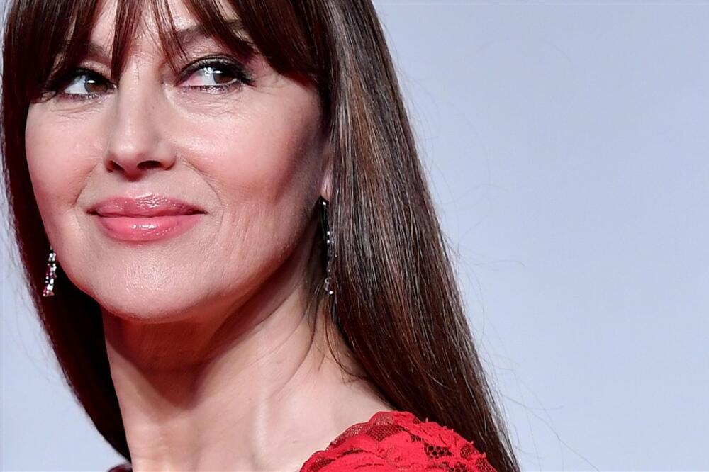 ĆERKA MONIKE BELUČI POZIRALA U PROVOKATIVNOM IZDANJU, PA JE DOČEKALI NA ZUB: Tvrde da MAJCI ne može ni da priđe