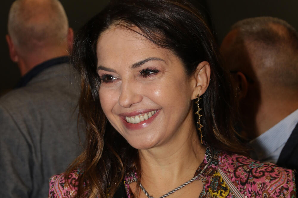 NATAŠU NINKOVIĆ OBOŽAVATE DA GLEDATE, A MALO KO ZNA KOLIKO IMA GODINA: Ovaj podatak zanima APSOLUTNO SVE