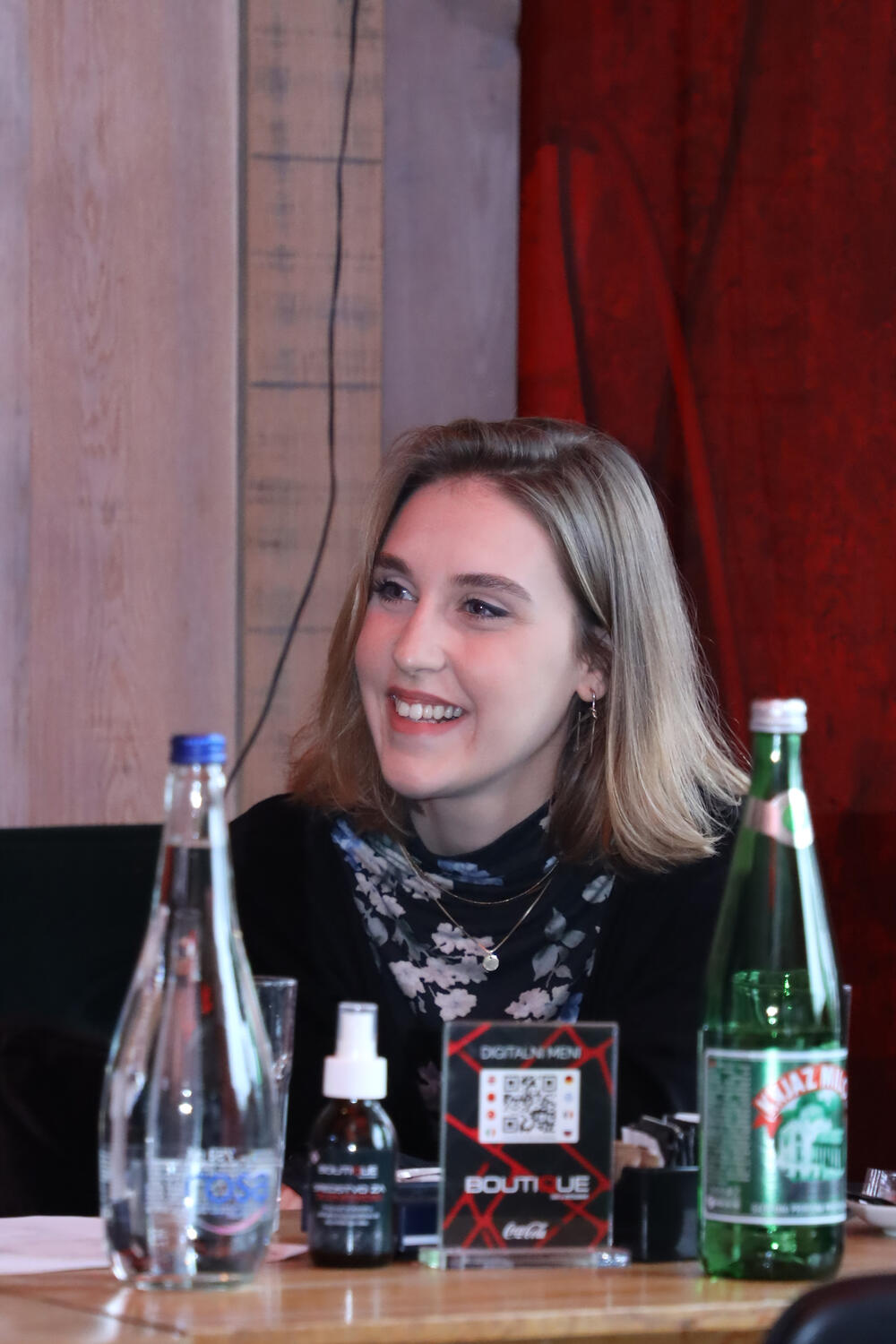 Malo ljudi je upoznato sa podatkom da je mlada umetnica kćerka poznatog glumačkog para - Olge Odanović i Dragana Petrovića Peleta.