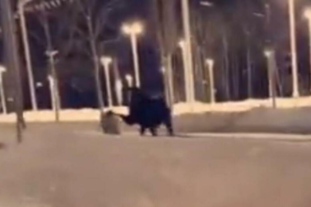 POBESNELA ŽIVOTINJA NAPALA ŽENU, KOPITOM JE UDARILA U GLAVU, PA OBORILA NA ZEMLJU: Snimljen nikad JEZIVIJI TRENUTAK