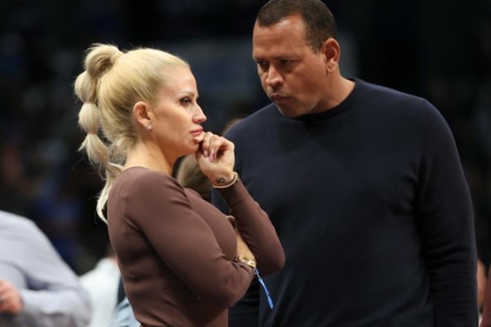 SLAVNA PEVAČICA 2 PUTA OTKAZIVALA VENČANJE: Na kraju 'ŠUTNULA' prebogatog sportistu zbog stare ljubavi! (FOTO)