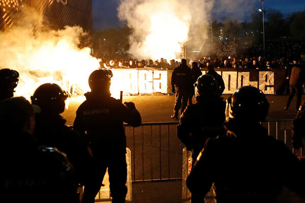 PROTEST GROBARA: Transparent i povici "Uprava napolje", žandermedija sprečila ulazak u kancelarije (VIDEO/FOTO)