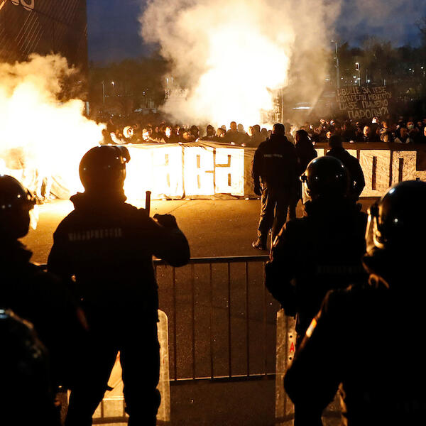 PROTEST GROBARA: Transparent i povici "Uprava napolje", žandermedija sprečila ulazak u kancelarije (VIDEO/FOTO)