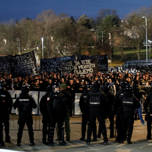 GROBARI TRANSPARENTOM POZVALI NAVIJAČE NA NOVI PROTEST! Odzvanja poruka na južnoj tribini (FOTO)