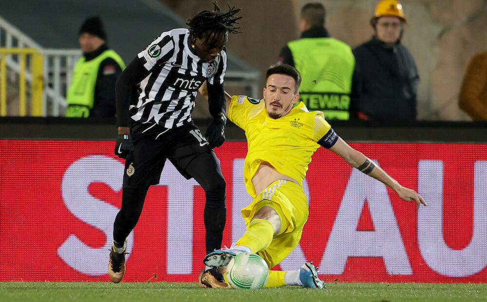 Fuseni Dijabate (levo) na utakmici Partizana i Šerifa u Beogradu