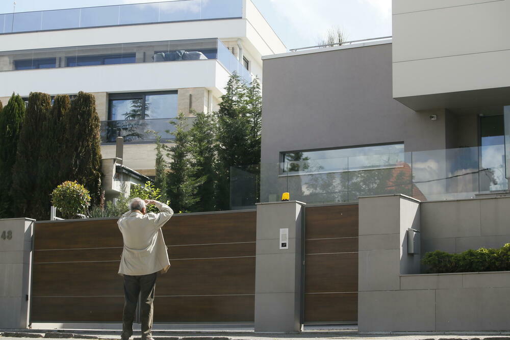 Pošto je godinama živeo u Francuskoj, Haris je, prema pisanju medija, došao na ideju da neke komade za dom pronađe u Parizu