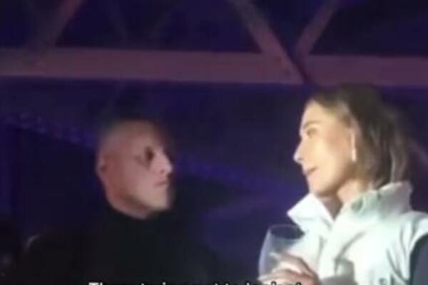 SKANDAL! GRICKALA USNU, GLEDALA U NJEGA A ONDA SPUSTILA RUKU NIŽE: Žena omiljenog PEVAČA ga VARA JAVNO? (VIDEO)