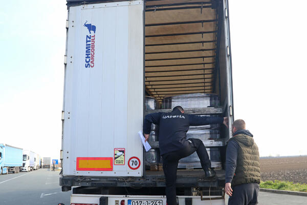 ZAPLENJENO VIŠE OD 22 TONE LAŽNOG "ARIELA": Pun je opasnih hemikalija, 3 čaše potrebne da biste oprali veš!