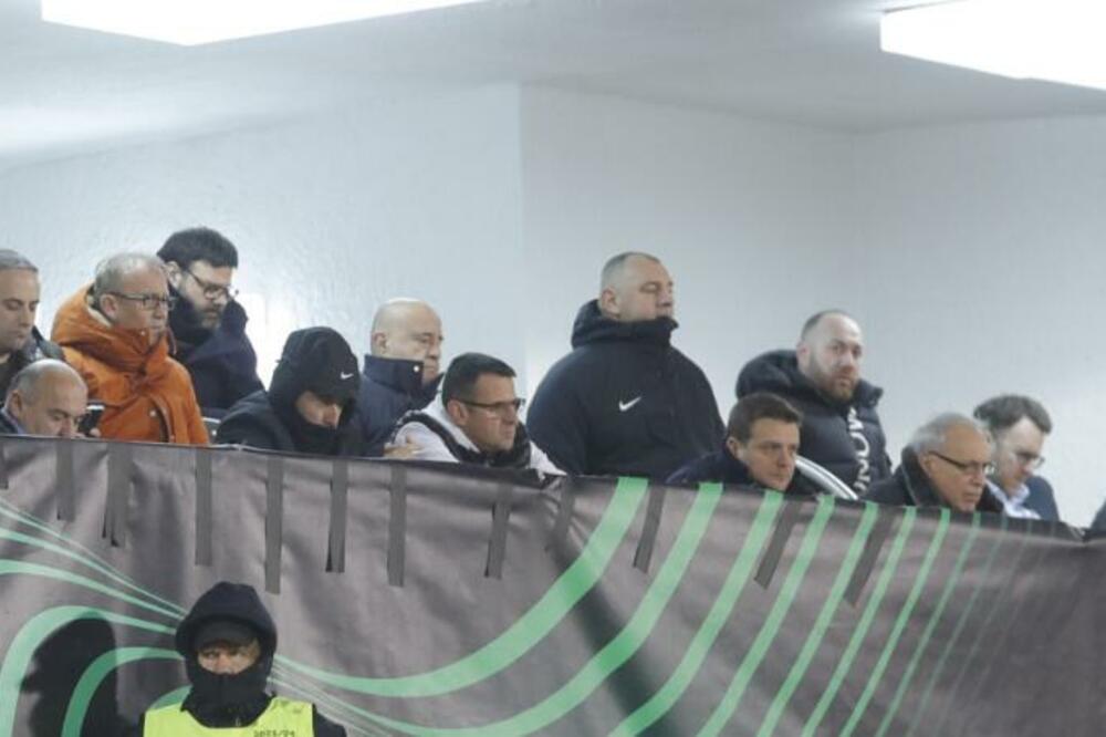 VAZURINO "ŠTA DA KAŽEM" U PROLAZU... Vučelić nije ostao do kraja utakmice sa Šerifom (FOTO)