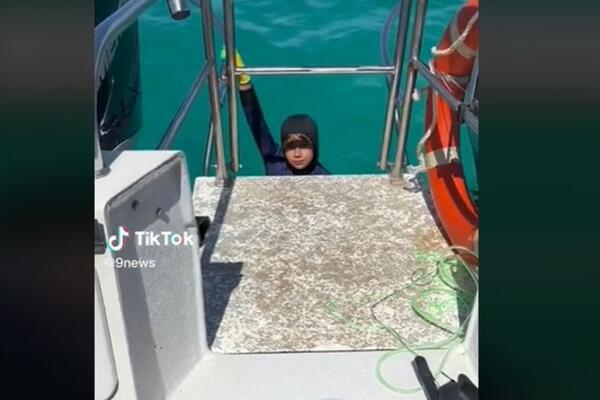 DEČAKA NAPALA AJKULA DOK JE IZLAZIO IZ VODE: Sve je snimljeno telefonom, AU (VIDEO)