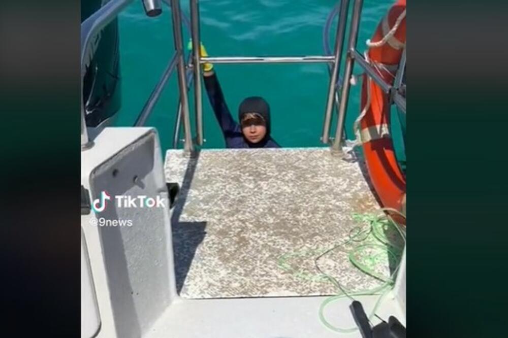 DEČAKA NAPALA AJKULA DOK JE IZLAZIO IZ VODE: Sve je snimljeno telefonom, AU (VIDEO)