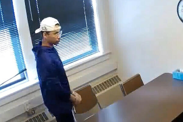 POLICAJAC OSTAVIO OSUMNJIČENOG SAMOG U SOBI ZA SASLUŠANJE: Kada se vratio nije mogao da VERUJE SVOJIM OČIMA (VIDEO)