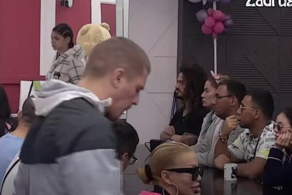 PINK UPRAVO VANREDNO UVEO OSOBU ZBOG KOJE SE ZADRUGARI TRESU: Odmah krenuli da se LOME TANJIRI, svi IZBEZUMLJENI