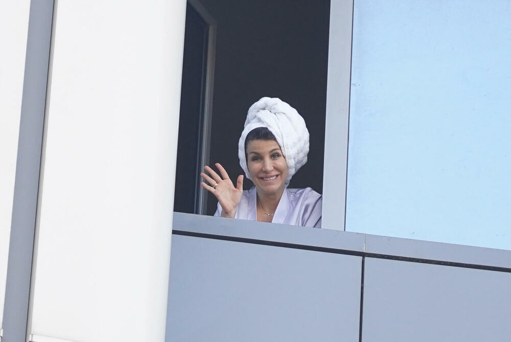 - Ljubomoran je na bebu. Svaka emocija kod autista je dobra stvar. Sloba i Naum imaju neverovatnu vezu od prvog dana. Pevaju, igraju se... Zbog njih više nisam tužna - dodala je Radanovićka.