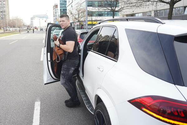 EVO GDE ĆE SLOBA ODVESTI SINA PRE ODLASKA KUĆI: Radanović je u društvu ove OSOBE došao u porodilište