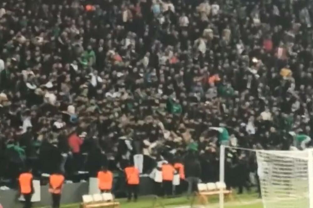 SRAMOTNE SCENE SA HUMANITARNOG MEČA! Masovna tuča navijača, a sve organizovano u čast žrtvama zemljotresa! (VIDEO)