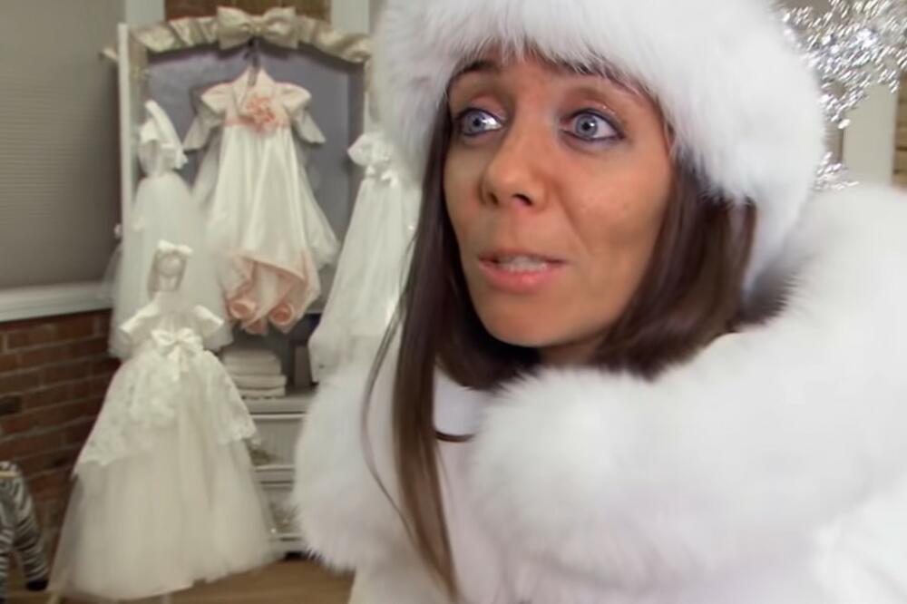 ROMKINJA OBUKLA VENČANICU KOJA SVETLI U MRAKU, A TU NIJE KRAJ BIZARNIM DETALJIMA: Ovo je neviđeno! (FOTO) (VIDEO)