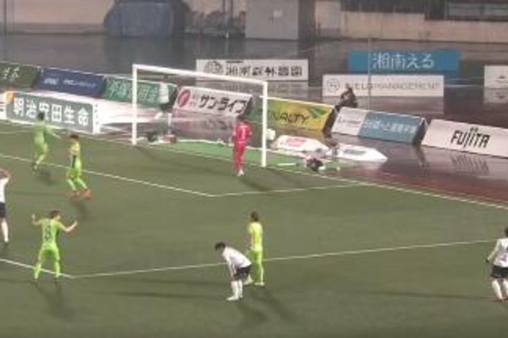 NE ZNA DA LI DA SE SMEJE ILI PLAČE! Najluđi autogol ikada - reakcija golmana je tek HIT! (VIDEO)