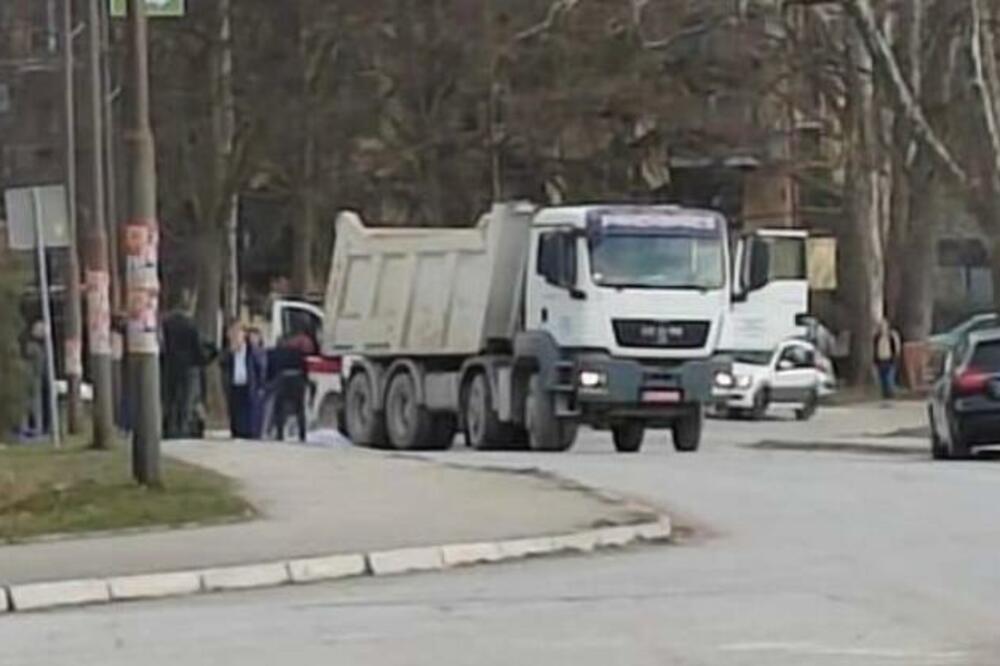 MAJKA (30) POGINULA DOK JE GURALA KOLICA SA BEBOM: Potresni detalji strašne nesreće u Lučanima (FOTO)