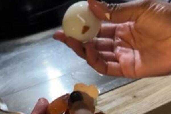 JEDNIM POTEZOM OČISTILA KUVANO JAJE: Potreban vam je SAMO 1 PREDMET, biće vam žao što ovo RANIJE NISTE ZNALI