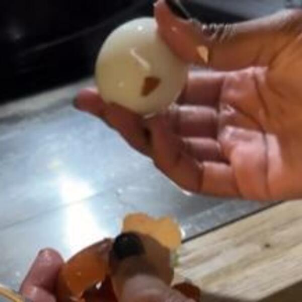 JEDNIM POTEZOM OČISTILA KUVANO JAJE: Potreban vam je SAMO 1 PREDMET, biće vam žao što ovo RANIJE NISTE ZNALI