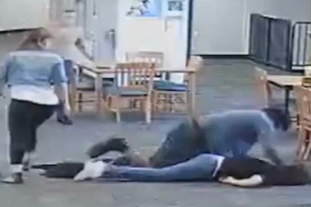 UČENIK TEŽAK 120 KILA BRUTALNO PREBIO PROFESORKU: Jedva ga SAVLADALI, zbog razloga ćete ZANEMETI (VIDEO)