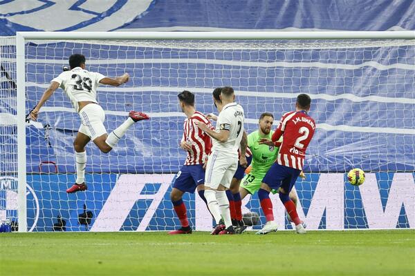 REAL IMAO IGRAČA VIŠE, PA JEDVA IŠČUPAO BOD! Madridski derbi završen podelom plena
