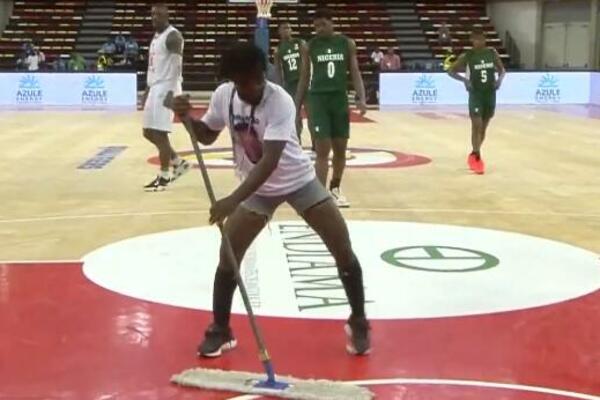 KAD ISKORISTIŠ SVOJ TRENUTAK SLAVE! Hit scena na meču kvalifikacija i džoger može da izmami osmeh na lice! (VIDEO)