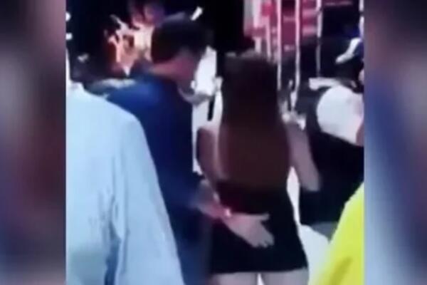 ISPLIVAO SNIMAK, SVE SE VIDI, GDE ĆE TI RUKA, ČOVEČE?! Poznati gradonačelnik UHVAĆEN, bukvalno se sve vidi (VIDEO)